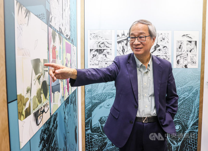 2025第24屆漫畫博覽會24日起在台北世貿一館展出，文化部長李遠（圖）來到「台漫滿開．百花繚亂」展區欣賞作品。中央社記者鄭清元攝　114年7月24日