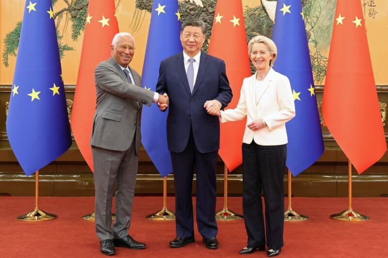 歐盟執行委員會主席范德賴恩（右）與歐盟理事會主席柯斯塔（左）24日在北京與中國國家主席習近平（中）會面。（中國日報 via 路透社）