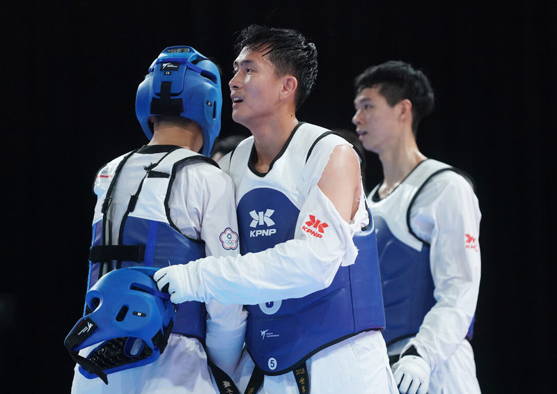 由洪俊義、鍾俊傑及黃卓乘組成的跆拳道男子團體(圖),24日在萊茵魯爾世大運團體賽金牌戰,以0比2不敵韓國隊,替台灣再奪下1面銀牌。(大專體總提供)中央社記者陳容琛傳真 114年7月24日