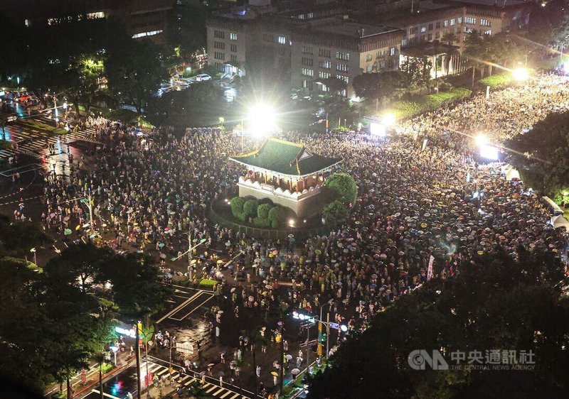 罷免投票倒數階段,反共護台志工聯盟24日在凱道舉辦「迎向成功凱道晚會」,不受颱風外圍雲系降雨影響,民眾撐傘、穿著便利雨衣等,熱情不減;晚間8時許,現場人潮已擠滿景福門圓環周邊。中央社記者鄭清元攝 114年7月24日