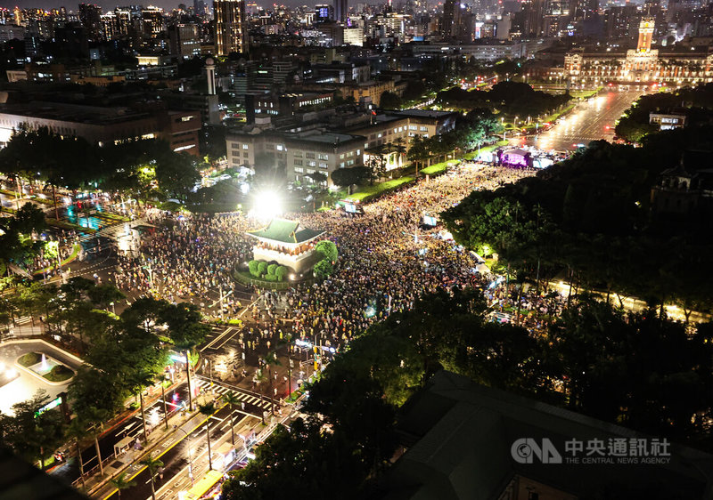 首波大罷免投票26日即將正式登場,反共護台志工聯盟24日晚間在凱道舉辦造勢晚會,儘管現場雨勢忽大忽小,仍不減群眾熱情。圖為晚間8時許人潮擠滿凱道與景福門圓環一帶。中央社記者鄭清元攝 114年7月24日