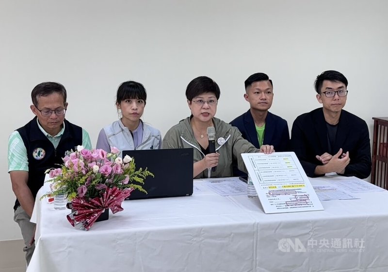 新竹雙罷領銜人戴振博(右2)、發言人林志潔(中)24日在記者會中指控國民黨立委鄭正鈐等藍白立委刪凍科技研發相關預算,衝擊國內科學園區發展。中央社記者魯鋼駿攝 114年7月24日