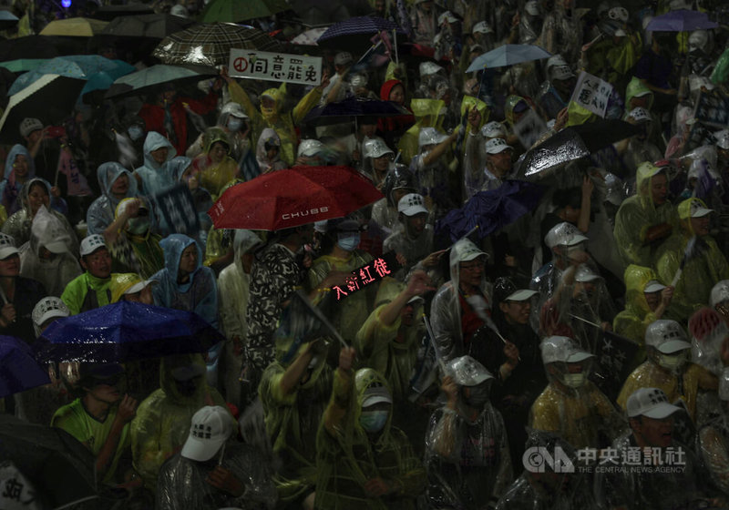 首波罷免投票26日將正式登場,反共護台志工聯盟24日晚間在凱道舉辦大型造勢晚會,儘管現場雨勢不斷、忽大忽小,參與群眾熱情仍不減。中央社記者趙世勳攝 114年7月24日