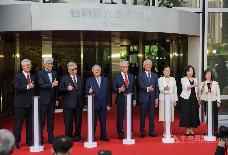 台新新光金控24日在台北舉行合併揭牌儀式,由董事長吳東亮(中)率總經理林維俊(左起)、獨立董事管國霖、董事郭瑞嵩、董事吳澄清、副董事長魏寶生、獨立董事王美花、獨立董事張敏玉、財務長賴昭吟等主管代表進行啟動儀式。中央社記者裴禛攝 114年7月24日