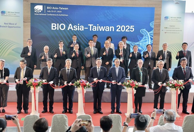 2025亞洲生技大會開幕典禮24日下午在台北南港展覽館1館舉行,行政院長卓榮泰(前中)、秘書長龔明鑫(前左4)等人出席剪綵。中央社記者王飛華攝 114年7月24日