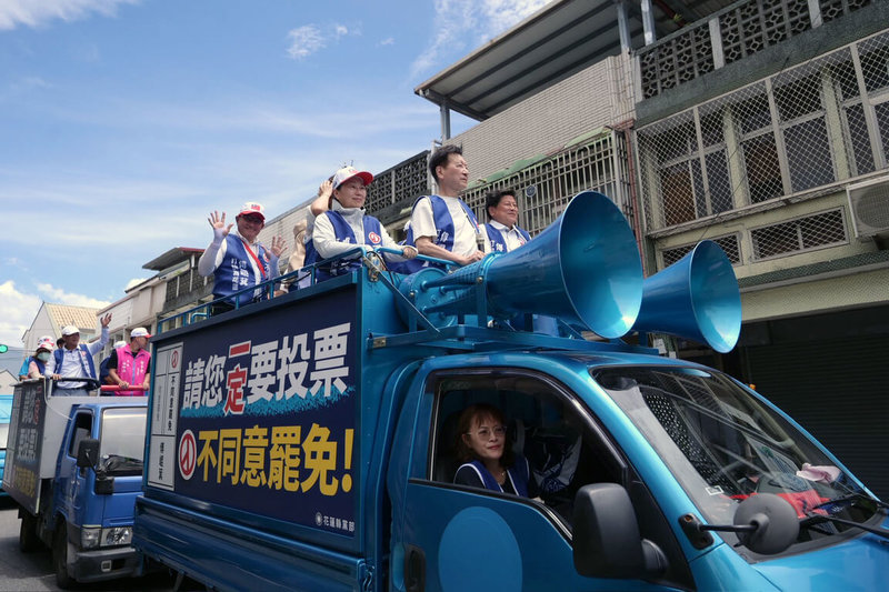 罷免投票倒數計時，國民黨立院黨團總召傅崐萁（車上前右）24日由前中廣董事長趙少康（車上前中）、花蓮縣長徐榛蔚（車上前左）等人陪同，在花蓮市區展開車隊掃街，呼籲鄉親票投不同意罷免。（民眾提供）中央社記者張祈傳真  114年7月24日