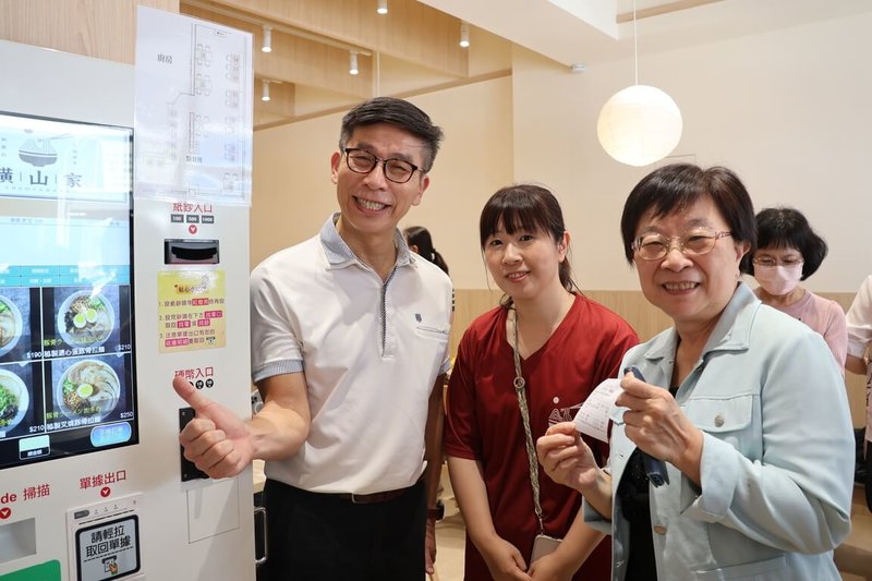 立法院財政委員會24日在屏東市一間餐廳考察自助點餐收銀機導入情形,民進黨立委鍾佳濱(前左1)建議,可以營業稅優惠措施,鼓勵餐飲業者裝設。(立委鍾佳濱辦公室提供)中央社記者黃郁菁傳真 114年7月24日