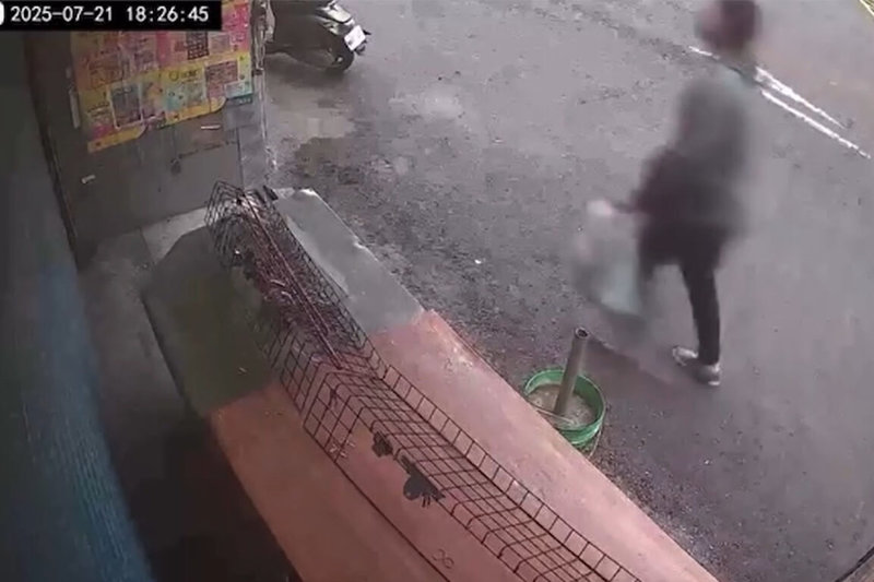 雲林縣北港鎮武德宮旁一家彩券行，裝約新台幣55萬元刮刮樂彩券和現金的背包日前遭竊，監視器畫面顯示，案發當時竊嫌拿著一只手提袋跑向廟方停車場，騎乘機車快速離開。（民眾提供）中央社記者蔡智明傳真  114年7月24日