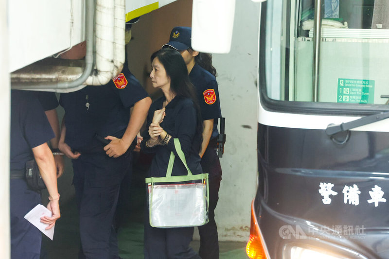 台北地方法院24日開庭審理京華城案,提訊國民黨台北市議員應曉薇(前中)出庭。中央社記者王騰毅攝 114年7月24日