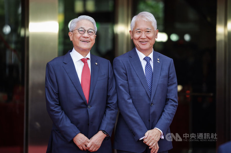 台新金控與新光金控24日正式合併為「台新新光金控」,上午舉行揭牌儀式,台新新光金控董事長吳東亮(左)、副董事長魏寶生(右)出席。中央社記者裴禛攝 114年7月24日
