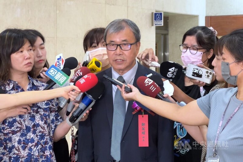 台灣跆拳道代表隊在德國萊茵魯爾世界大學運動會拿下銀牌,但奪牌後卻遭2名中國人搶奪教育部長賀電。教育部長鄭英耀(中)24日接受媒體聯訪表示,這種行為簡直是「野蠻」、「土匪」,在一個先進民主的國家,怎麼可能發生這種事。中央社記者陳至中台北攝 114年7月24日