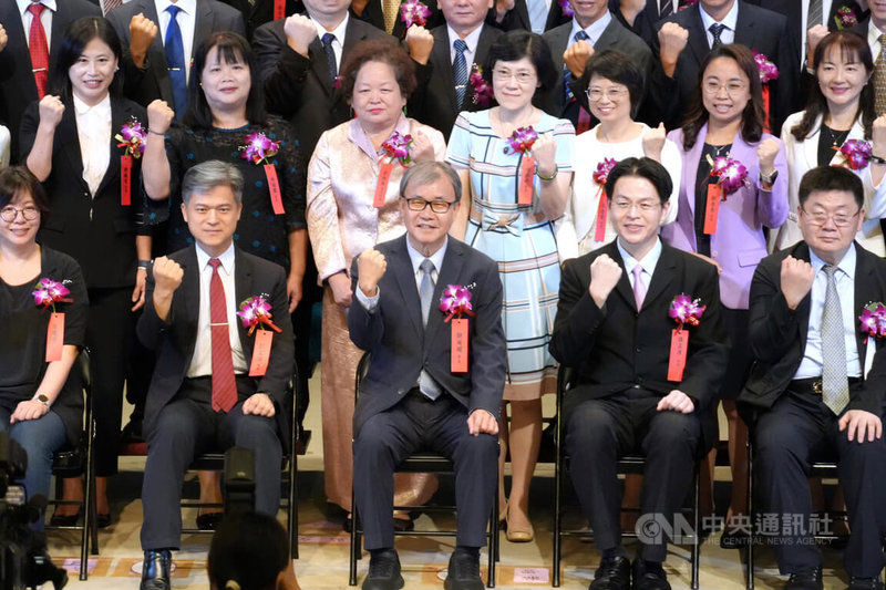 教育部長鄭英耀（前排中）24日出席114學年度國立高級中等學校連任、轉任及新任校長聯合布達暨卸任、新任校長交接典禮，會前接受媒體聯訪，對台師大女足抽血案表達看法，並呼籲社會大眾應給吹哨者更多支持和鼓勵。中央社記者陳至中台北攝　114年7月24日