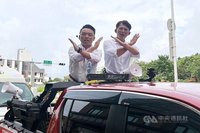 民眾黨主席黃國昌(右)24日下午陪同國民黨立委洪孟楷(左)在新北市林口區車掃,黃國昌說,希望所有市民都站出來,「向民進黨發動的大惡罷說不」,還給台灣純淨的民主空間。中央社記者趙敏雅攝 114年7月24日