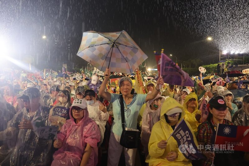 首波罷免投票將登場,反共護台志工聯盟24日晚間舉辦「迎向成功」造勢晚會,支持者不畏雨勢集結凱達格蘭大道。中央社記者趙世勳攝 114年7月24日