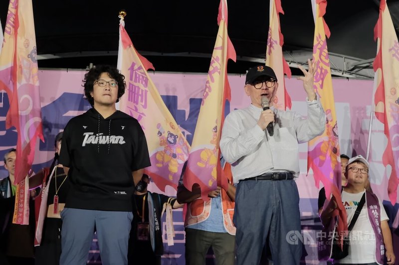 反共護台志工聯盟24日晚間在凱道舉辦「迎向成功凱道晚會」,在首波大罷免投票倒數關鍵時刻全力衝刺,包含民進黨立委沈伯洋(前左)、聯電創辦人曹興誠(前右)等人都到場站台宣講。中央社記者趙世勳攝 114年7月24日