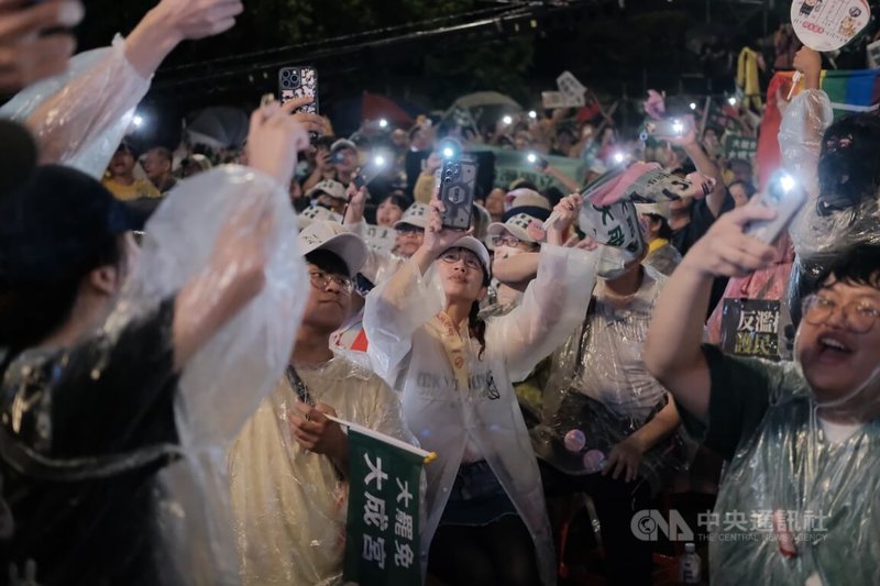 罷免首波投票26日將正式登場,反共護台志工聯盟24日晚間舉辦「迎向成功凱道晚會」,滅火器樂團也應邀登台演出,現場民眾高舉手機燈光一同合唱。中央社記者趙世勳攝 114年7月24日
