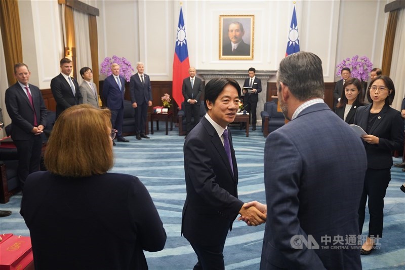 總統賴清德（前中）113年8月22日在總統府接見「凱達格蘭論壇－2024印太安全對話」訪賓。（中央社檔案照片）