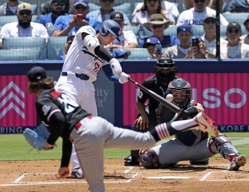 洛杉磯道奇隊日籍球星大谷翔平(打者)23日面對明尼蘇達雙城隊第1局擊出全壘打,這是他連續第5場開轟。(共同社)