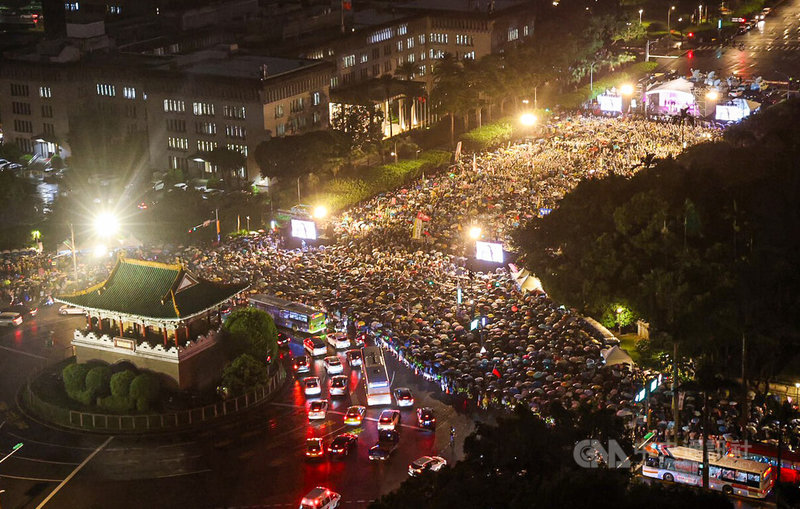 大罷免首波投票倒數2天,反共護台志工聯盟24日晚間在總統府前凱達格蘭大道舉行「迎向成功凱道晚會」,儘管天公不作美,現場仍湧入大量人潮。中央社記者鄭清元攝 114年7月24日