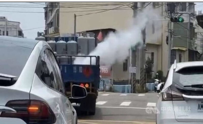 1輛載運瓦斯鋼瓶的貨車23日行經彰化市泰和路時，瓦斯疑外洩噴出白色氣體，小貨車司機趕緊下車關瓦斯；警方指出，貨車已違反道路交通管理處罰條例，可罰新台幣3000元到1萬8000元。（翻攝照片）中央社記者吳哲豪傳真 114年7月24日