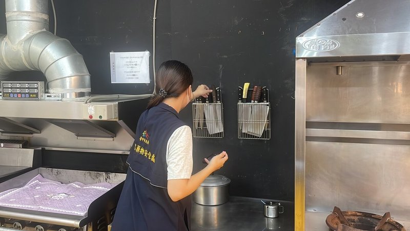 台中豐原區一家烤鴨店爆食安問題,累計16人出現腹痛、腹瀉等不適症狀,食安處24日上午派員前往烤鴨店稽查,當場勒令業者暫停營業,全面改善。(台中市政府提供)中央社記者郝雪卿傳真 114年7月24日