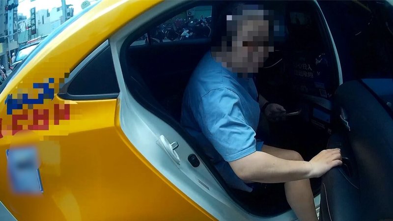 詐騙車手45歲董姓女子23日專程從台中搭乘計程車到台南面交取款，未料遭詐騙的50歲吳姓女子察覺有異拒絕交付，董女未順利取得詐騙款項，身上又沒有足夠金錢付車資，計程車司機隨即報警，警方訊後送辦。（台南市警局提供）中央社記者張榮祥台南傳真  114年7月24日