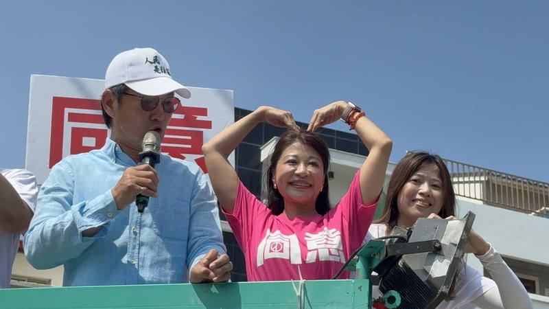 民主進步黨籍立法委員林楚茵（中）與罷團成員24日在雲林縣四湖鄉車掃催票，呼籲民眾務必出門投同意罷免，汰除不適任立委。左為民進黨籍立委劉建國。（民眾提供）中央社記者蔡智明傳真　114年7月24日