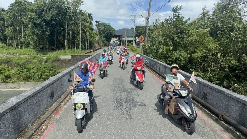 首波大罷免投票在即,罷團「微光花蓮」24日發起為期2天的「守護花蓮.迎向希望」機車大車掃行動,眾人從玉里鎮出發,以實際行動掃街、催出同意票。(微光花蓮提供)中央記者張祈傳真 114年7月24日