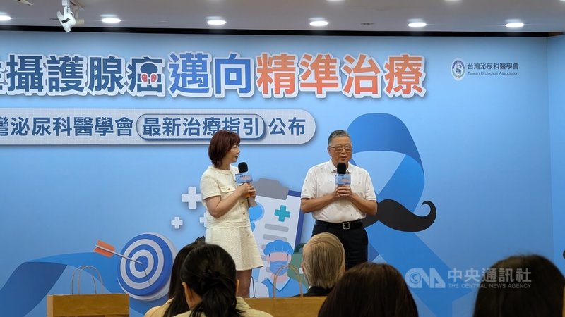 服飾業退休老闆蔡先生(右)健檢發現攝護腺特異性抗原(PSA)偏高,卻當只是普通發炎,4年後發現罹患攝護腺癌,癌細胞已轉移骨頭、肺臟、肝臟等器官,經PSMA正子造影檢查,並接受精準放射標靶治療,順利重拾日常,24日出席記者會分享治療過程。中央社記者曾以寧攝 114年7月24日
