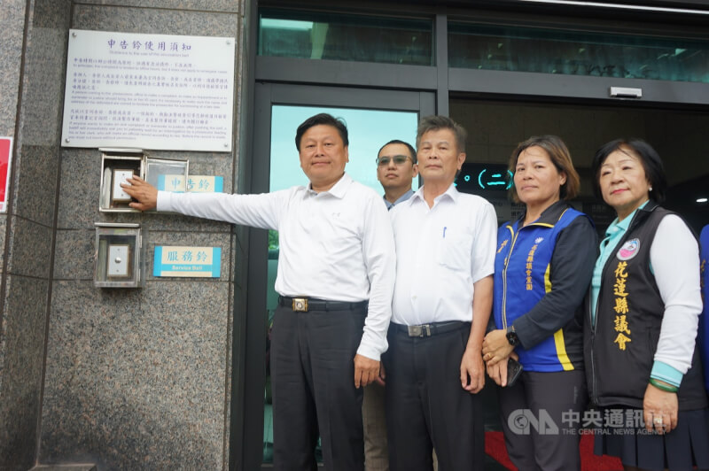 國民黨立法院黨團總召傅崐萁（左）24日下午親自前往花蓮地檢署按鈴提告，指和碩董事長童子賢選在罷免投票倒數前提出不實指控，意圖影響選舉結果，涉及違反選罷法。中央社記者張祈攝  114年7月24日