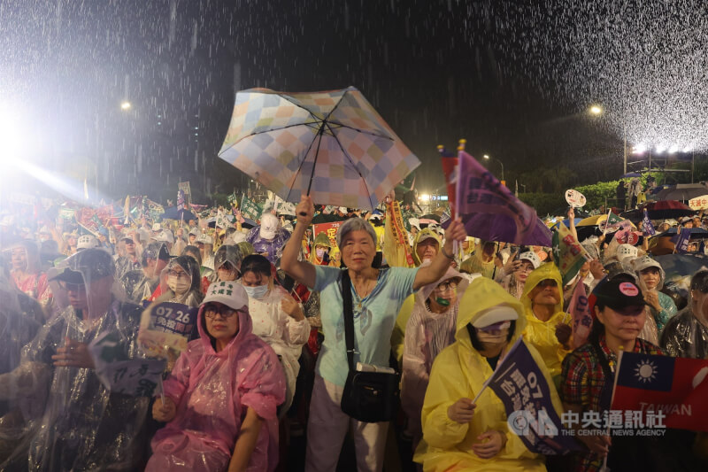 首波罷免投票將登場,反共護台志工聯盟24日晚間舉辦「迎向成功」造勢晚會,支持者不畏雨勢集結凱達格蘭大道。中央社記者趙世勳攝 114年7月24日