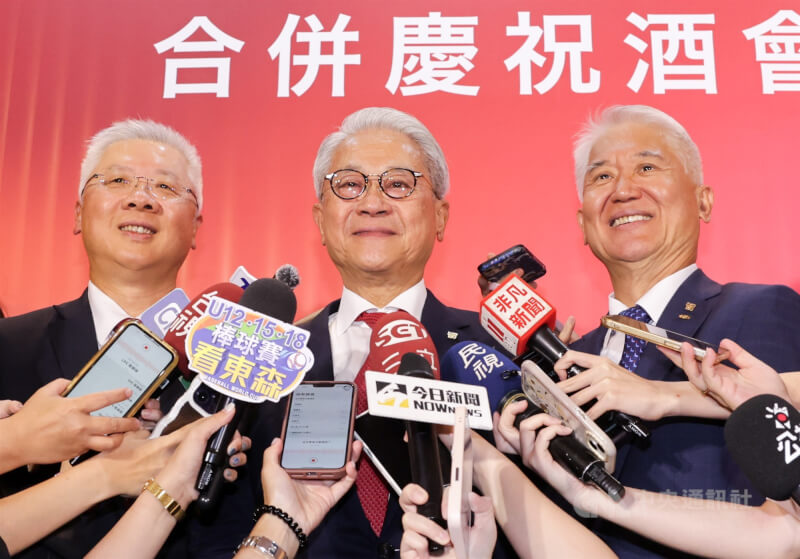 台新金與新光金正式合併為「台新新光金控」,總資產規模達新台幣8.3兆元,躋身為台灣第4大金控,24日下午舉行慶祝酒會,董事長吳東亮(中)、副董事長魏寶生(右)、總經理林維俊(左)出席啟動儀式並接受媒體聯訪。中央社記者裴禛攝 114年7月24日