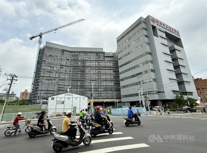 高雄市立鳳山醫院(圖)近年在長庚醫院經營下,持續提升服務能量,增建醫療大樓,引進外科團隊與先進設備。中央社記者董俊志攝 114年7月24日