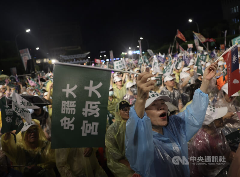 反共護台志工聯盟24日晚間舉辦「迎向成功凱道晚會」,大批民眾在凱道集結,頂著雨勢搖旗吶喊,現場氣氛熱烈。中央社記者趙世勳攝 114年7月24日