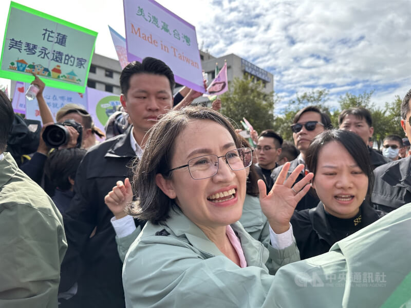 蕭美琴112年11月以副總統參選人身分前往花蓮造勢,受到支持者簇擁歡迎。(中央社檔案照片)