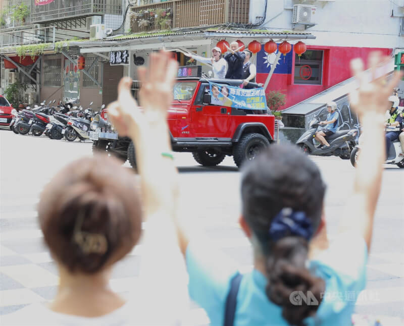 立法院長韓國瑜(車上前右)、24日陪同國民黨立委王鴻薇(車上前左)車隊掃街宣傳反罷免投票,呼籲選民投下不同意罷免票。中央社記者張新偉攝 114年7月24日