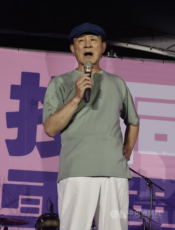 演員陳慕義(圖)出席宣講,一上台就向全國罷團致意,他說,志工們是眾神派來守護台灣的天使,謝謝志工們讓人看到台灣人的尊嚴。中央社記者趙世勳攝 114年7月24日