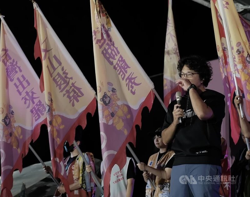 罷免投票在即,反共護台志工聯盟24日晚間在凱道舉辦大型造勢晚會全力催票,民進黨立委沈伯洋(前右)也現身站台,宣講時一度哽咽,請託民眾26日務必到投票所投下同意罷免。中央社記者趙世勳攝 114年7月24日