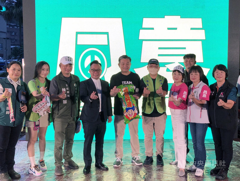 罷團「基隆絕沛」25日晚間在基隆市光一路橋下舉辦舉辦選前之夜造勢活動,基隆市議長童子瑋(左4)出席,呼籲要保護的不只基隆,而是台灣。中央社記者王朝鈺攝 114年7月25日