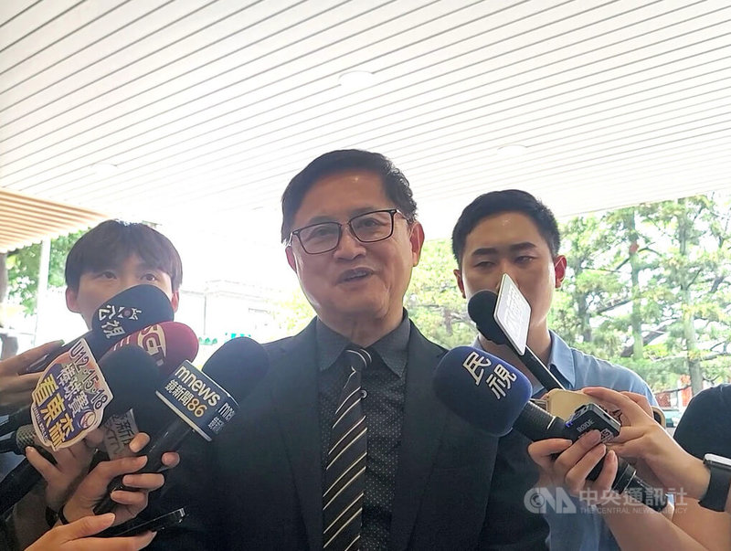 和碩聯合科技股份有限公司董事長童子賢(中)25日談及捐款爭議時表示,公共事務與政治一樣,本著良心就好,但善意捐款從2018年到現在已那麼多年,還要被逼著去找收據,實在有點難過。中央社記者謝幸恩攝 114年7月25日