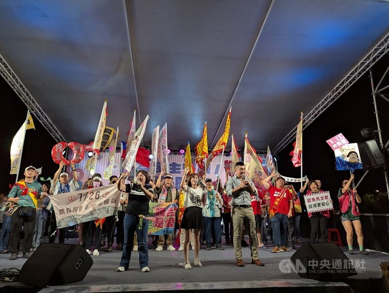 中部縣市8個罷免團體25日選前之夜聯合在台中舉辦造勢晚會,全力催票,現場高喊「大罷免、大成功」等口號。中央社記者蘇木春攝 114年7月25日