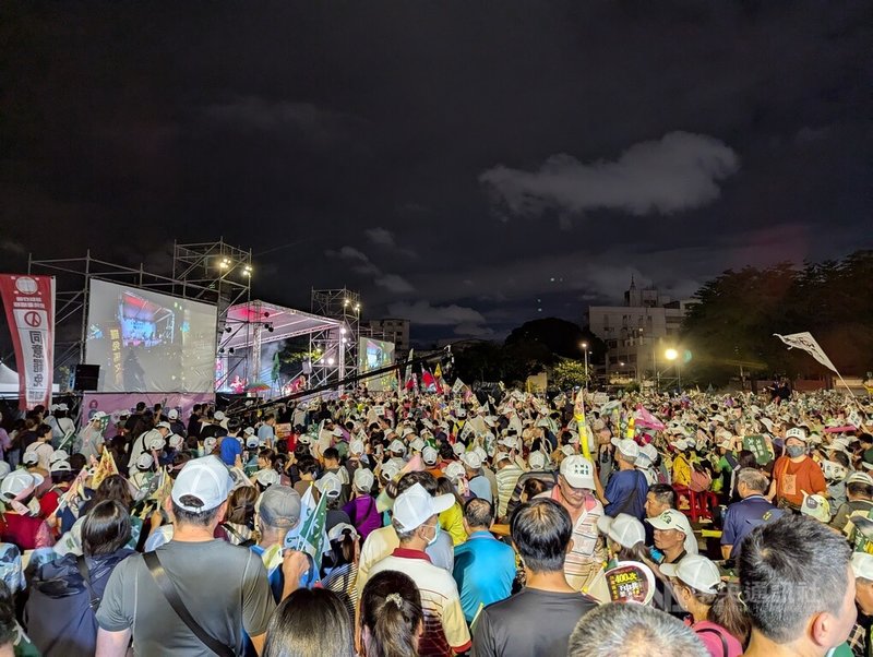 中部8個罷免團體25日晚間聯合在台中舉辦選前之夜造勢活動,吸引許多支持者到場聲援,現場高呼「大罷免、大成功」。中央社記者蘇木春攝 114年7月25日