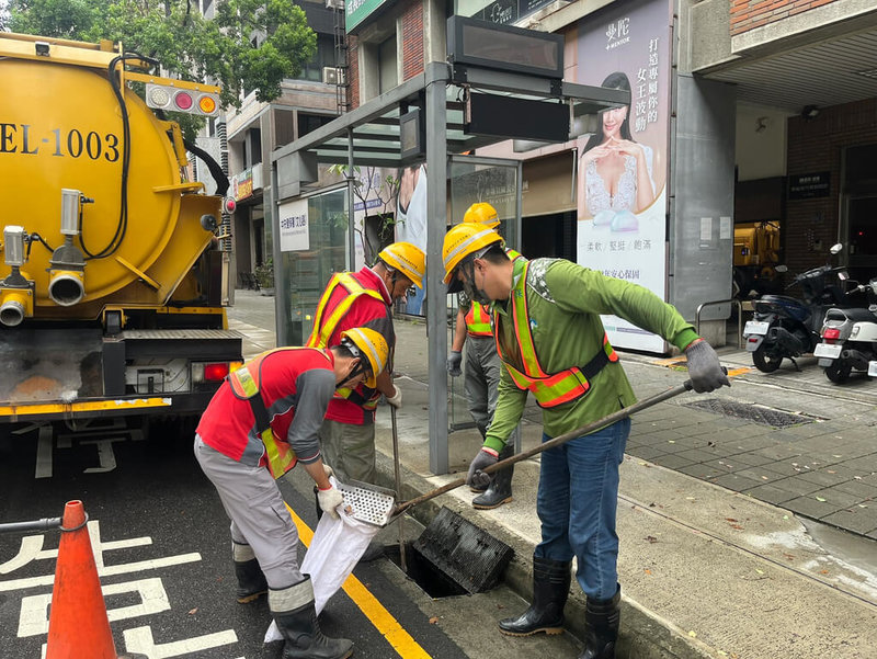 汛期到來,為強化城市排水效能,台中市政府環境保護局針對465處易積水熱點,建置「台中市易積水路段地圖」,提供清潔隊作為重點清溝作業依據。(台中市政府提供)中央社記者郝雪卿傳真 114年7月25日