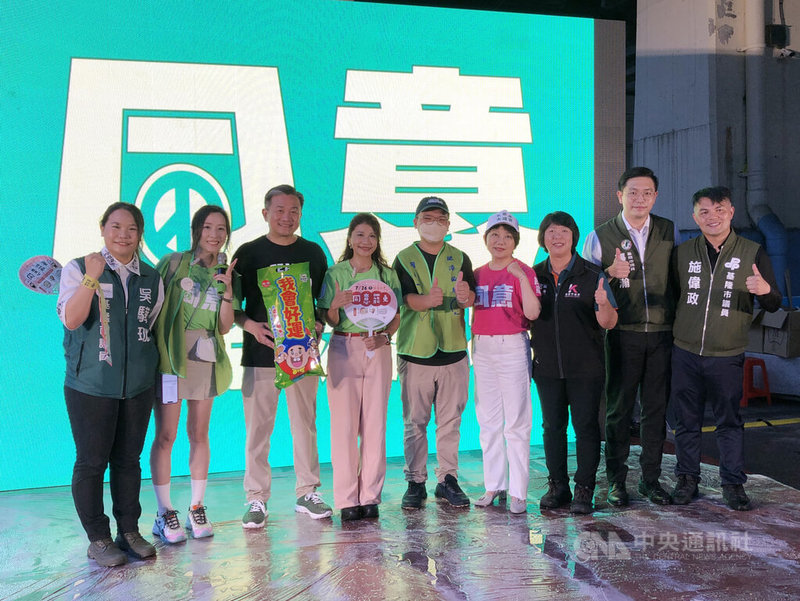 罷免投票26日將登場,罷團「基隆絕沛」25日晚間在基隆市光一路橋下舉辦舉辦造勢活動催票,民進黨立委林楚茵(左4)出席力挺,呼籲民眾齊心罷免「配合中國侵門踏戶」的立委。中央社記者王朝鈺攝 114年7月25日