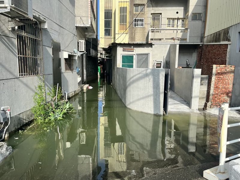 適逢天文大潮，高雄市茄萣區等部分沿海低窪地區受滿潮影響出現淹水情形。圖為社區民宅外路面積水。（高雄市水利局提供）中央社記者林巧璉傳真　114年7月25日