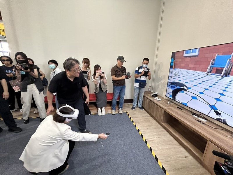 屏東市大武營區修復後變身全國首座長照體驗基地「好屏生活長照館」,25日正式啟用。館內每天都有4場次VR及高齡模擬體驗,可讓民眾感受身體老化後生活諸多不便。(民眾提供)中央社記者黃郁菁傳真 114年7月25日
