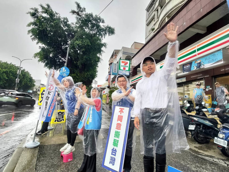 國民黨立委洪孟楷(前右)25日表示,726前一天,各地都下起了大雨,但上午7時之前,他依然堅持站在路口向民眾懇託,再趕回立法院。(洪孟楷辦公室提供)中央社記者王鴻國傳真 114年7月25日