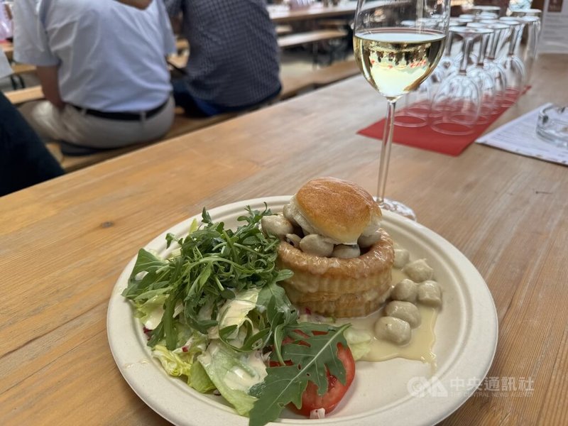 享受瑞士的傳統餐點,配上一杯當地的葡萄酒,是享受瑞士在地風情的方式之一,也是瑞士人的生活習慣。(飲酒過量有害健康,請勿酒後駕車)中央社記者郭芳君琉森攝 114年7月25日