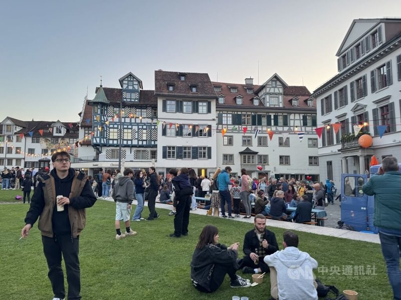 享受音樂與親友相聚是瑞士夏季普遍的活動,戶外活動常見人手一杯酒。天氣愈熱,人們愈愛走向戶外,飲品銷售情況愈佳。(飲酒過量有害健康,請勿酒後駕車)中央社記者郭芳君聖加倫攝 114年7月25日