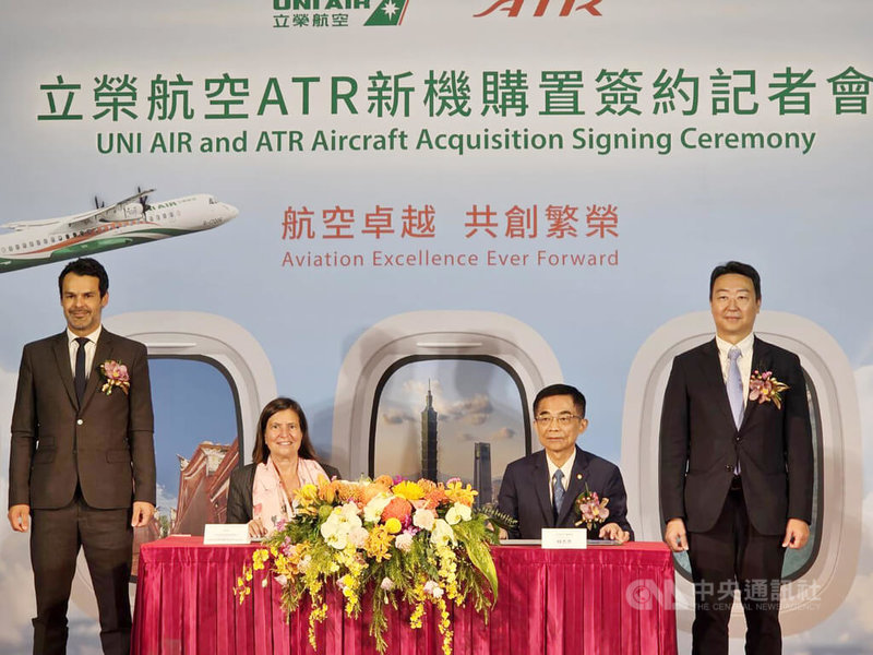 立榮航空舉行ATR新機採購簽約儀式,雙方代表共同簽署19架ATR 72-600全新客機的採購合約。圖左至右為ATR飛機製造公司資深副總裁暨商務長Alexis Vidal、ATR執行長Nathalie Tarnaud Laude、立榮航空董事長林志忠、交通部長陳世凱。中央社記者江明晏攝 114年7月25日